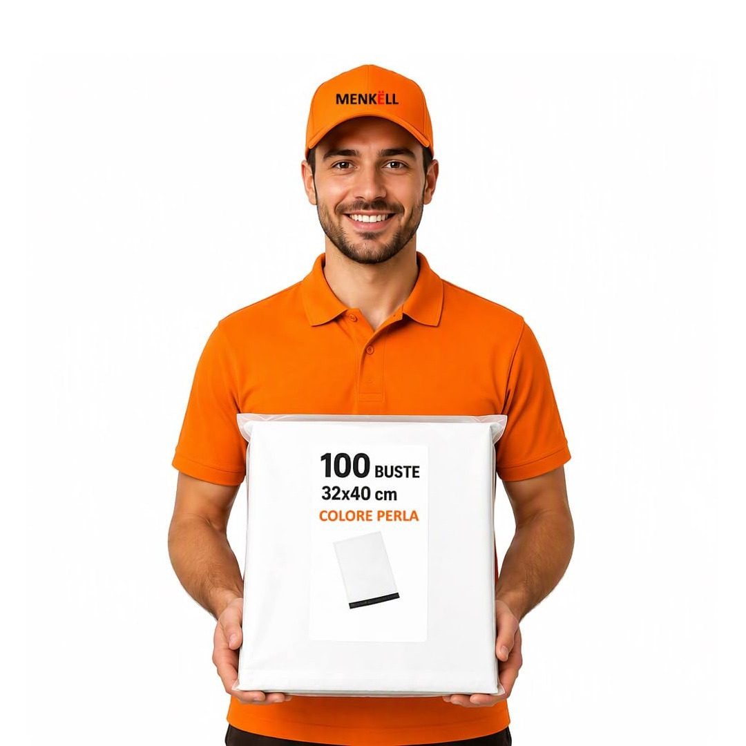 Uomo con polo e cappellino MENKËLL che tiene una confezione da cento buste per spedizioni