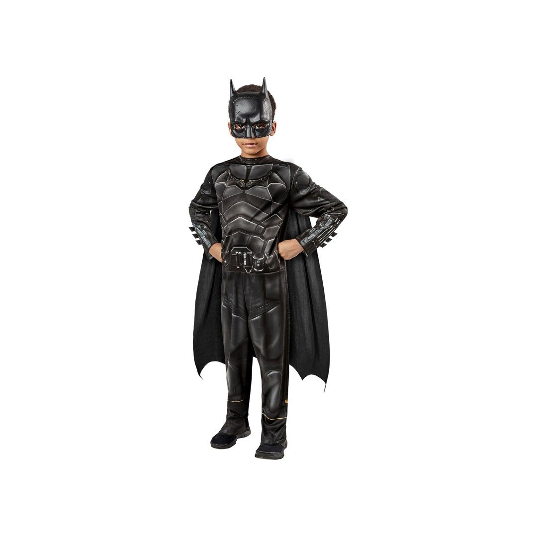 Bambino con il costume di Batman, tuta nera imbottita, mantello e maschera