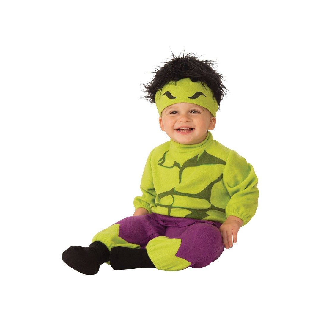 Neonato seduto con il costume di Hulk, felpa verde, pantaloni viola e fascia con i capelli