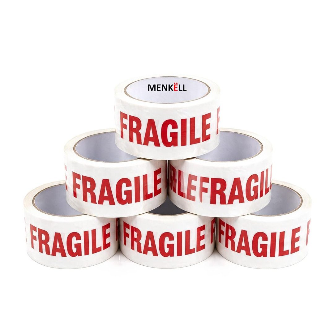 Sei rotoli di nastro adesivo bianco con la scritta FRAGILE stampata in rosso